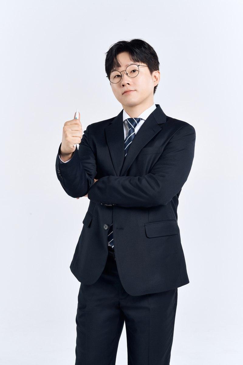 엄지를 들어 보이는 인물