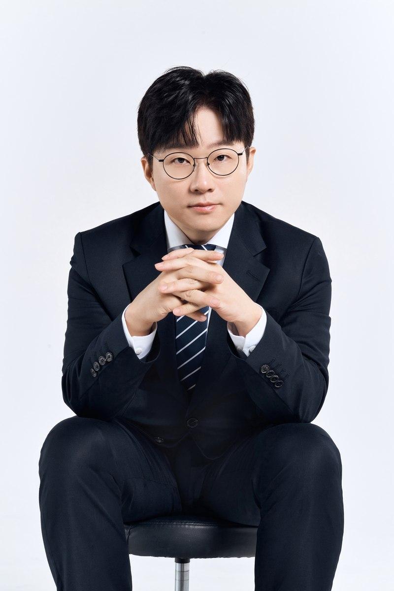 손을 모으고 앉은 인물